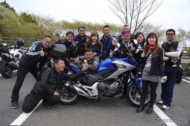 レンタルバイクを利用して、富士山周辺、伊豆箱根を3泊4日で周遊する台湾人ライダー12名のグループ。