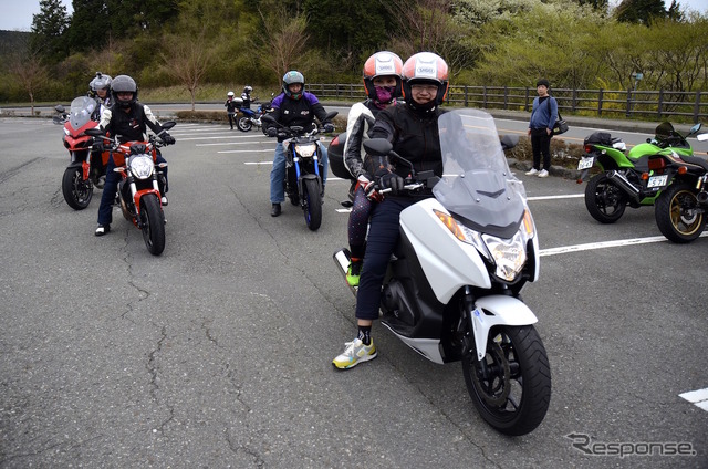 レンタルバイクを利用して、富士山周辺、伊豆箱根を3泊4日で周遊する台湾人ライダー12名のグループ。