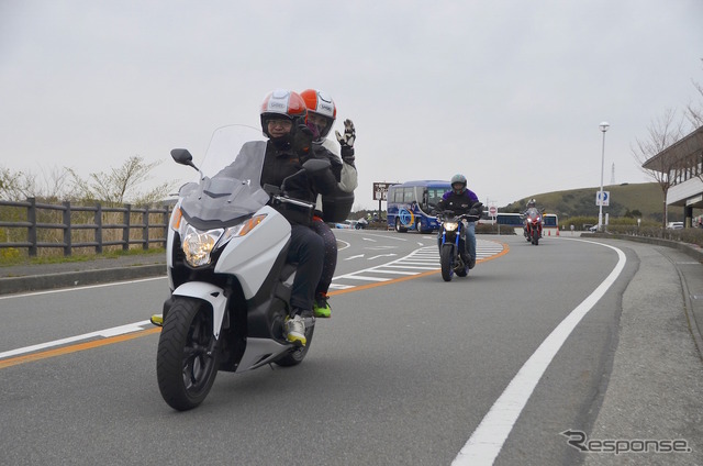 レンタルバイクを利用して、富士山周辺、伊豆箱根を3泊4日で周遊する台湾人ライダー12名のグループ。