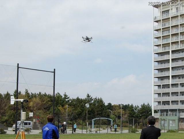 マンション屋上に物資を運ぶ デモンストレーション飛行の様子（ウェザーニューズのリリースより）