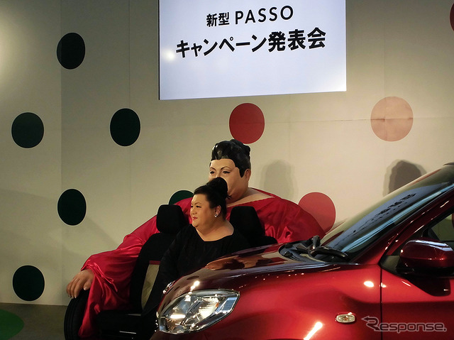 トヨタ新型『パッソ』発表イベントに登壇したマツコ・デラックス(東京・六本木、4月12日)