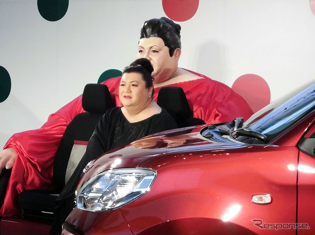 トヨタ新型『パッソ』発表イベントに登壇したマツコ・デラックス(東京・六本木、4月12日)