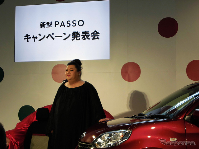 トヨタ新型『パッソ』発表イベントに登壇したマツコ・デラックス(東京・六本木、4月12日)