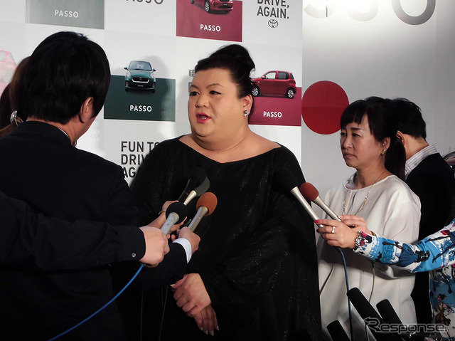 トヨタ新型『パッソ』発表イベントに登壇したマツコ・デラックス(東京・六本木、4月12日)