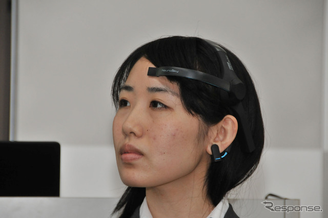 感性アナライザーは額と耳たぶに接点がある
