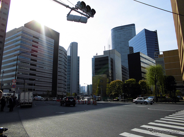 旧汐留貨物ターミナル駅と築地市場を結ぶ引込み線の跡(写真右の道)
