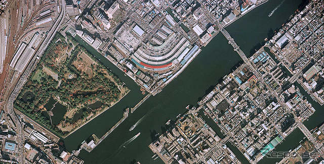 1984年ころの築地上空。汐留駅と築地市場の間に、S字を描くように線路が敷かれている