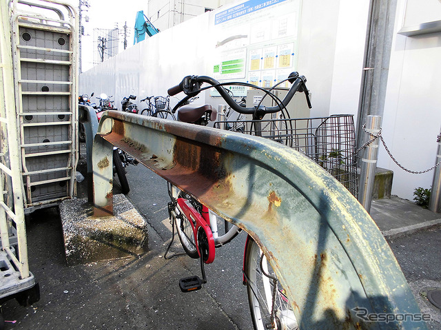 築地市場青果門の脇にある鉄柵。1970年前後に製造されたレールを曲げてつくったもの