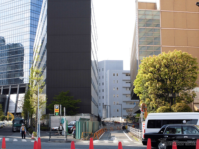 旧汐留貨物ターミナル駅と築地市場を結ぶ引込み線の跡（写真中央の道）