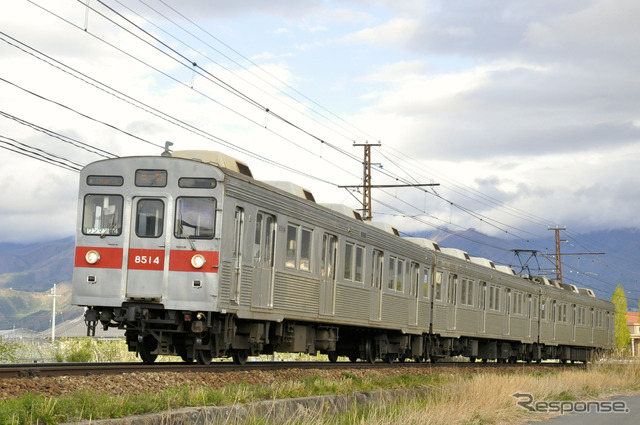 長野電鉄では毎月第三土曜日などに限り、小学生が無料で乗車できる「こども（小学生）無料乗車デー」を実施する写真は長野電鉄の普通列車。