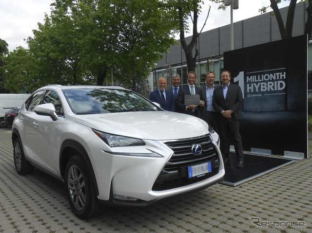 レクサスのハイブリッド累計100万台目となった「NX300h」の納車式