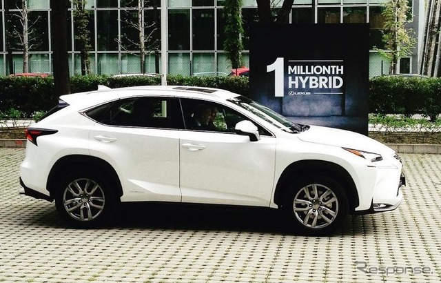 レクサスのハイブリッド累計100万台目となった「NX300h」の納車式