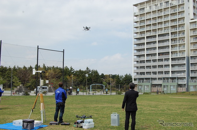 マンション屋上に物資を運ぶデモンストレーション飛行の様子