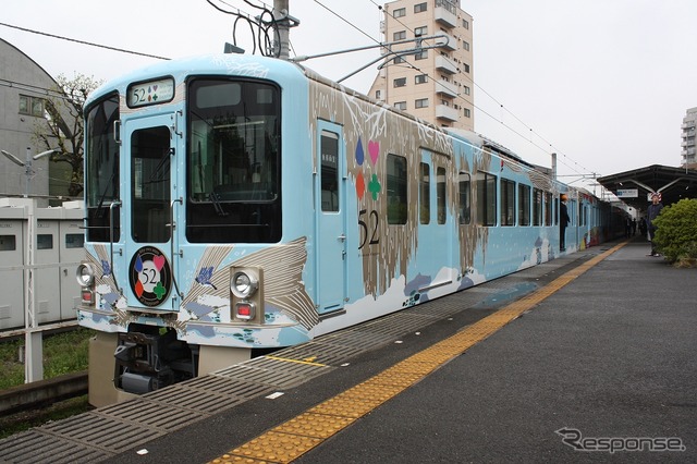 豊島園駅で報道公開された4000系改造の観光電車「52席の至福」(写真先頭は4号車)。4月17日から営業運行を開始する。