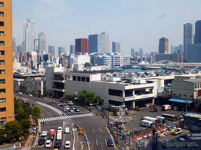 築地市場青果門(写真右側)