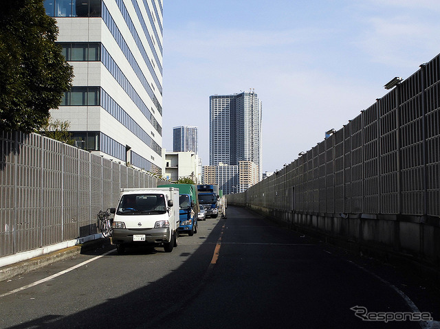 築地市場の裏出口の道。環状2号は、この道を流用して2016年12月に暫定開通する