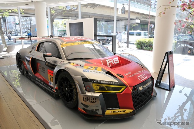 アウディ梅田のオープニングセレモニーのため特別展示されたアウディ R8 LMS