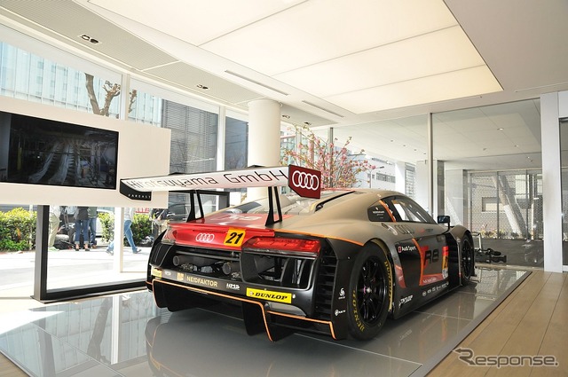 アウディ梅田のオープニングセレモニーのため特別展示されたアウディ R8 LMS