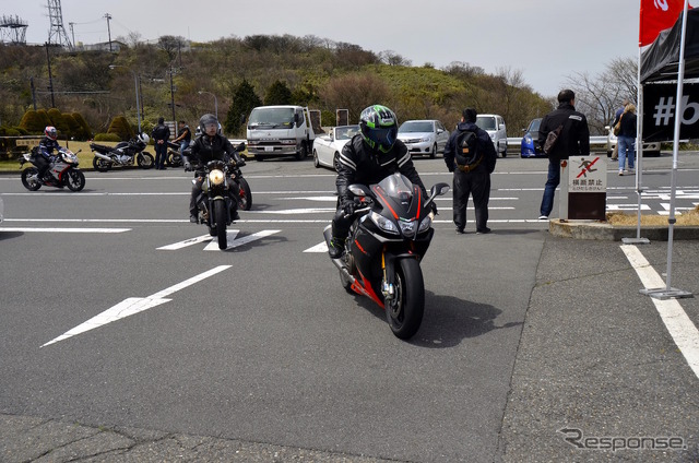 4月10日(日)、ターンパイク箱根のスカイビューラウンジ駐車場にておこなわれたアプリリアとモト・グッツィの試乗会。