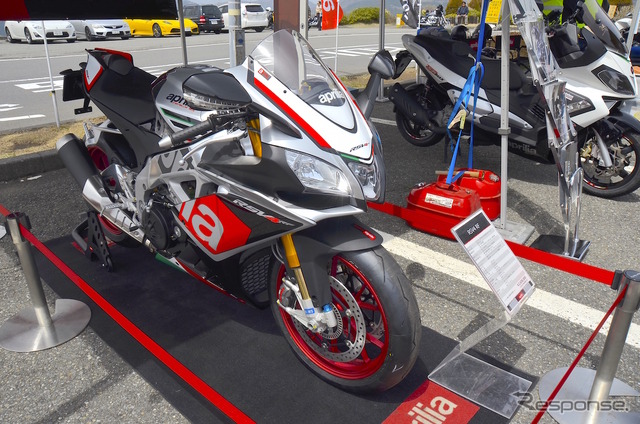 7月発売開始予定のニューモデル、アプリリア RSV4 RFも展示され注目を集めた。