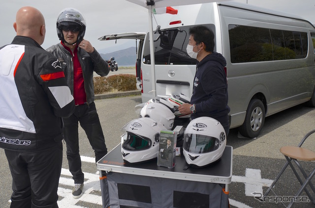 MotoGPやSuperBikeなどで活躍する著名なレーサーにも選ばれるイタリアのヘルメット『ノーラン』を展示。4月10日のターンパイク箱根スカイビューラウンジ駐車場にて。