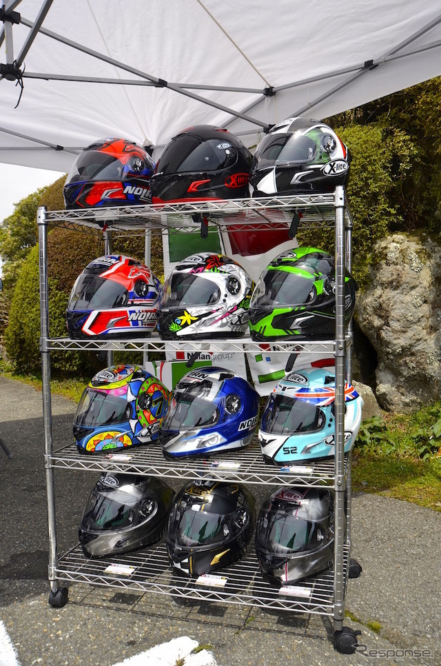 MotoGPやSuperBikeなどで活躍する著名なレーサーにも選ばれるイタリアのヘルメット『ノーラン』を展示。4月10日のターンパイク箱根スカイビューラウンジ駐車場にて。