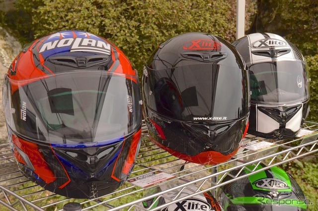 MotoGPやSuperBikeなどで活躍する著名なレーサーにも選ばれるイタリアのヘルメット『ノーラン』を展示。4月10日のターンパイク箱根スカイビューラウンジ駐車場にて。
