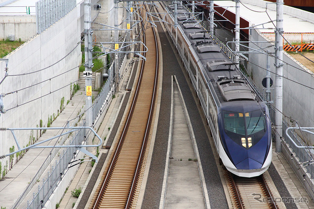 印旛日本医大駅付近を160km/hちかいスピードで駆け抜ける京成スカイライナーAE形