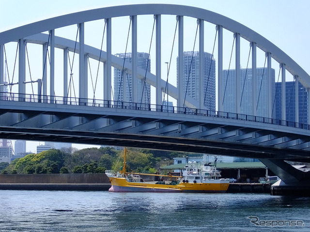 遮音壁やスロープなども姿を見せ始めた築地大橋。2016年末の開通をめざし整備がすすめられている