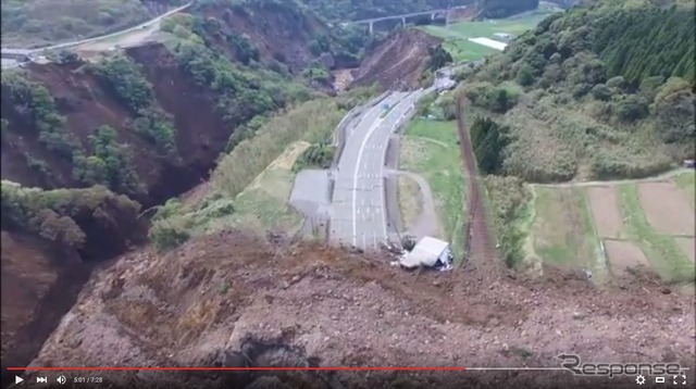 国土地理院がドローンで空撮した土砂崩れの現場。国道57号と豊肥線が土砂で埋まり、レールや枕木が土砂の流れにつられて路盤から外れているのが見える。