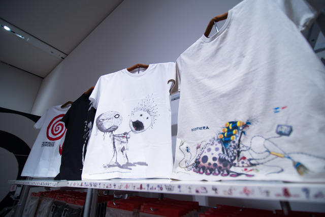 生粋のファンならぜひTシャツを!