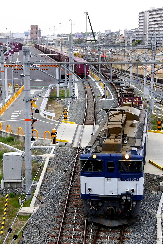 JR貨物は大阪府と福岡県を結ぶ、熊本地震の救援物資輸送に対応した臨時貨物列車を運行する。写真は大阪府吹田市の吹田貨物貨物ターミナル駅。