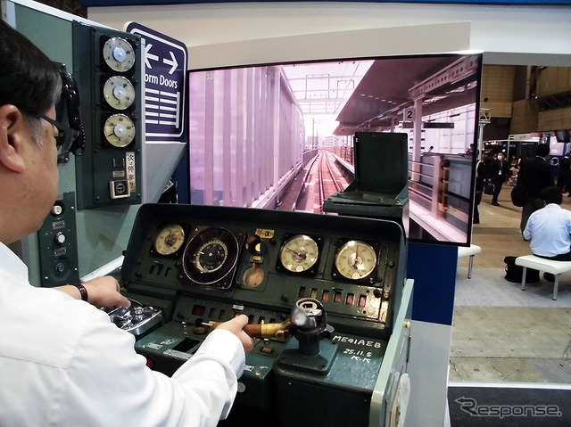軽量型ホームドアやハンズフリー自動改札機を展示した日本信号(4月20日、駅と空港の設備機器展)
