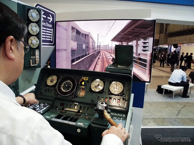 軽量型ホームドアやハンズフリー自動改札機を展示した日本信号(4月20日、駅と空港の設備機器展)