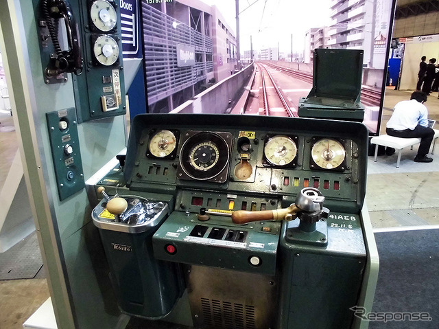 軽量型ホームドアやハンズフリー自動改札機を展示した日本信号(4月20日、駅と空港の設備機器展)