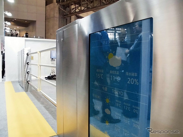 軽量型ホームドアやハンズフリー自動改札機を展示した日本信号(4月20日、駅と空港の設備機器展)