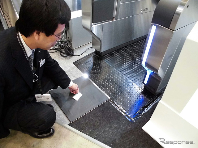 軽量型ホームドアやハンズフリー自動改札機を展示した日本信号(4月20日、駅と空港の設備機器展)