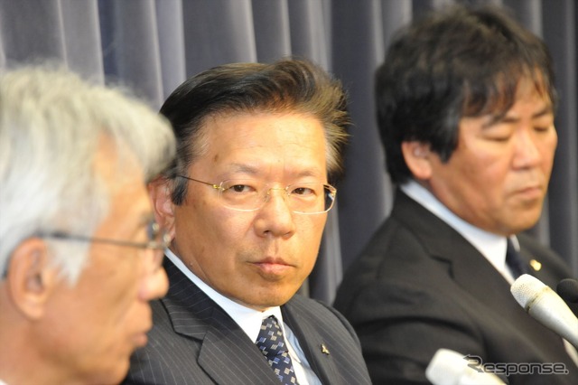 燃費の不正について謝罪する三菱自動車の役員（左から中尾龍吾副社長、相川哲郎社長、横幕康次執行役員