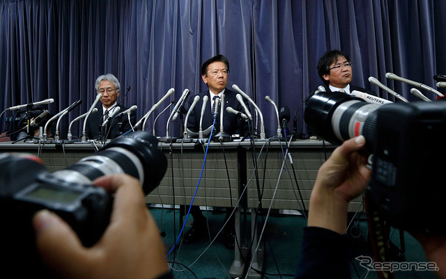 燃費データに不正があったとして謝罪する三菱自動車相川哲郎社長(20日)