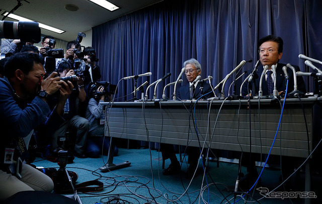 燃費データに不正があったとして謝罪する三菱自動車相川哲郎社長(20日)