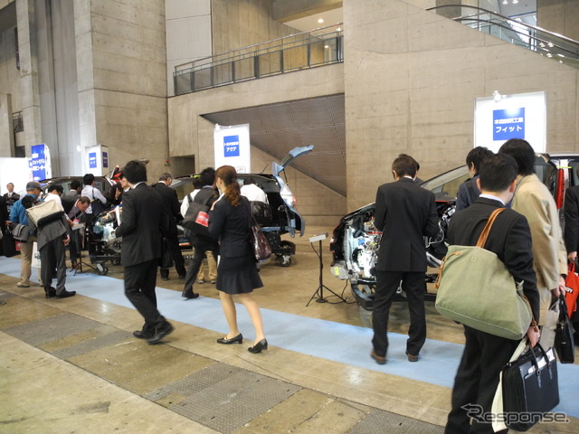 埼玉自動車大学校のブースに展示された自動車のカットモデル
