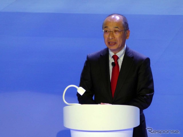 トヨタの環境技術、安全技術に説明する奥平総一郎専務