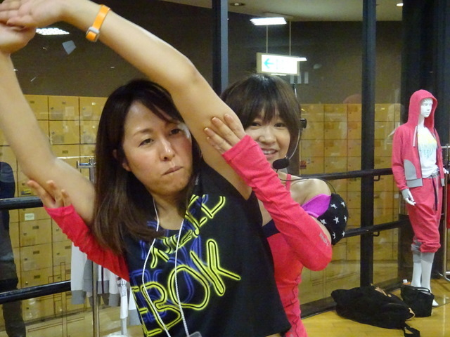 樫木裕実さん、カーヴィーメゾット体験会に熱中しすぎ…「(時間)巻きで!」