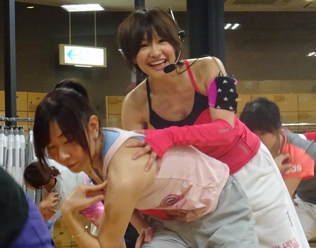 樫木裕実さん、カーヴィーメゾット体験会に熱中しすぎ…「(時間)巻きで!」