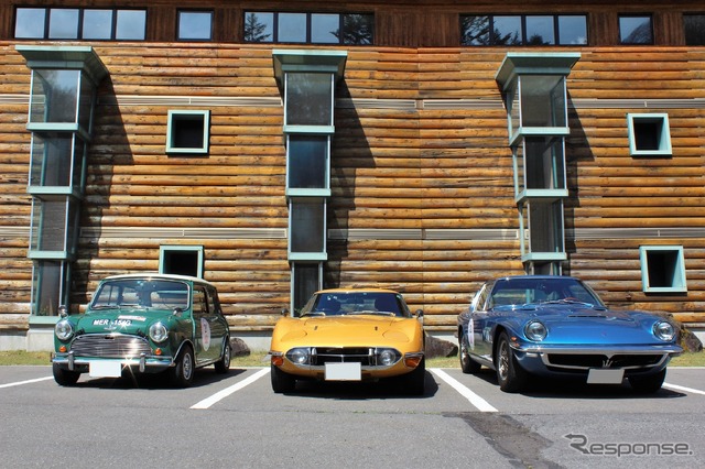 左からオースティンミニクーパーS Mk1、トヨタ2000GT、マセラティミストラル