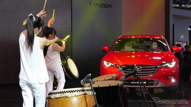 和太鼓の演奏と共にCX-4のベールが取り払われた