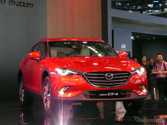 多くのフラッシュを浴びて登場したCX-4