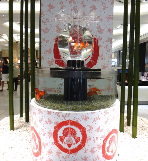 日本橋三越本店1Fライオン口にはアートアクアリウム(日本橋三井ホール)と連携し金魚が買い物客を出迎える