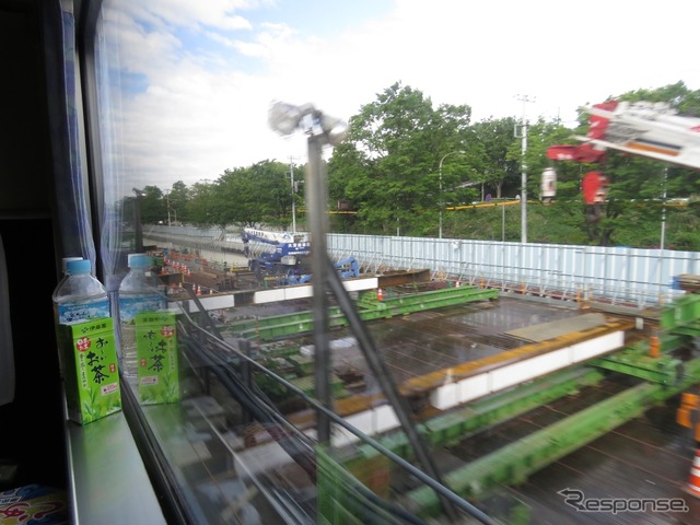 JR東日本区間に入って小田原駅から先は貨物線を走行。貨物駅である横浜羽沢駅の通過時には、窓外に相鉄・JR直通線(2018年度内開業予定)の工事現場を見ることができた。