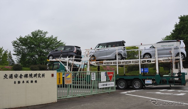 燃費検査のために交通安全環境研究所に持ち込まれた三菱自動車の軽自動車（2日・熊谷市）